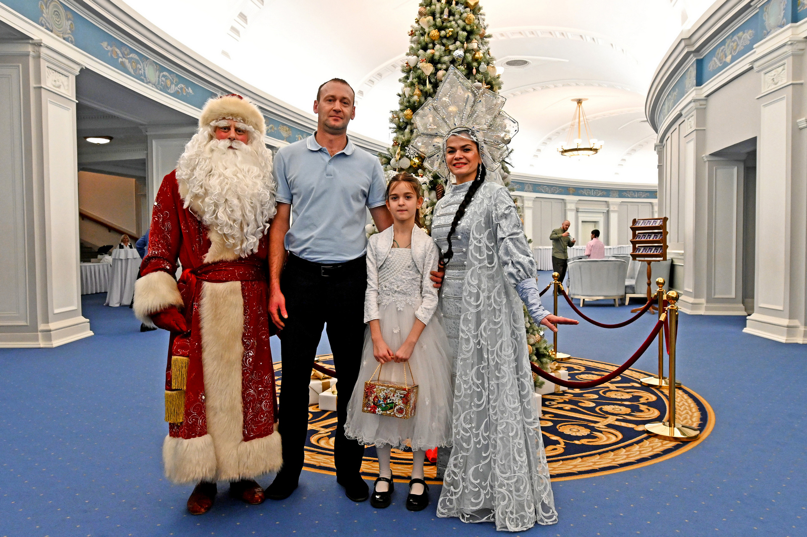 Новогоднее путешествие в мир театра для детей участников СВО - НОВАТ - фото №12